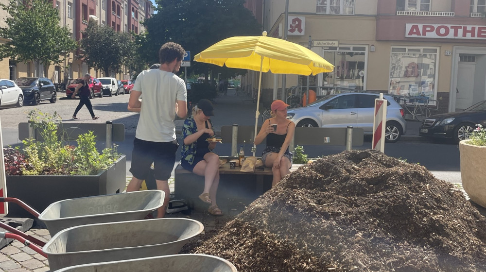 Befüllen der Beete beim Bauworkshop 