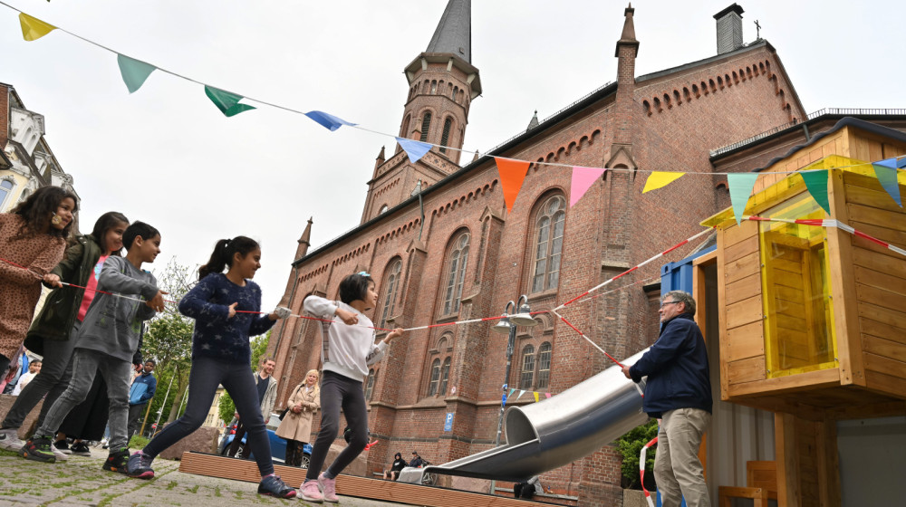 Spieldreieck vor der Friedenskirche