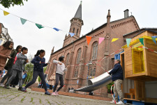 Spieldreieck vor der Friedenskirche